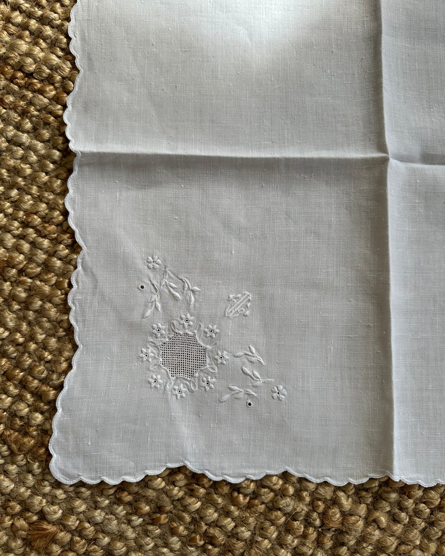 Set of 10 Napkins with a Scalloped Edge