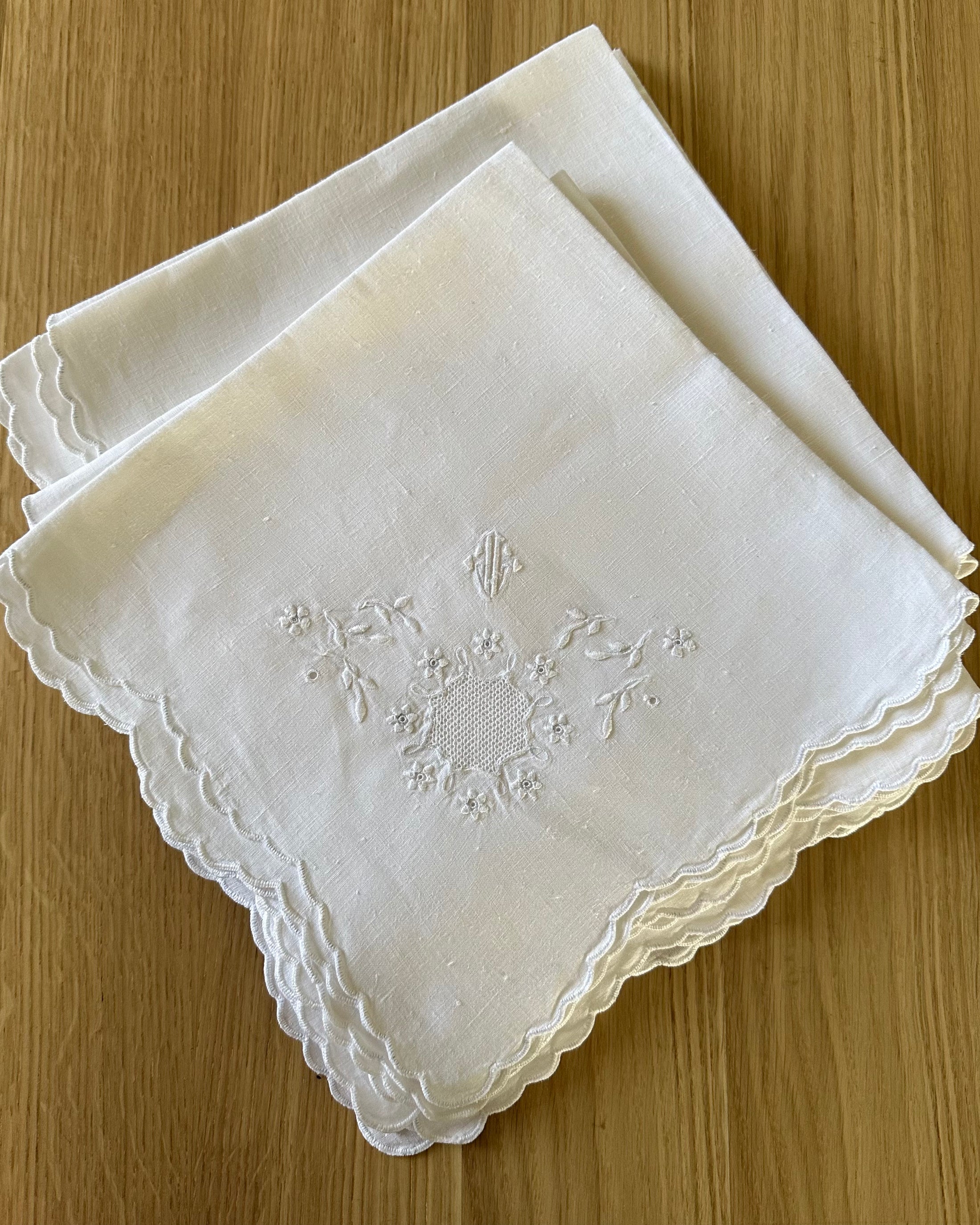 Set of 10 Napkins with a Scalloped Edge