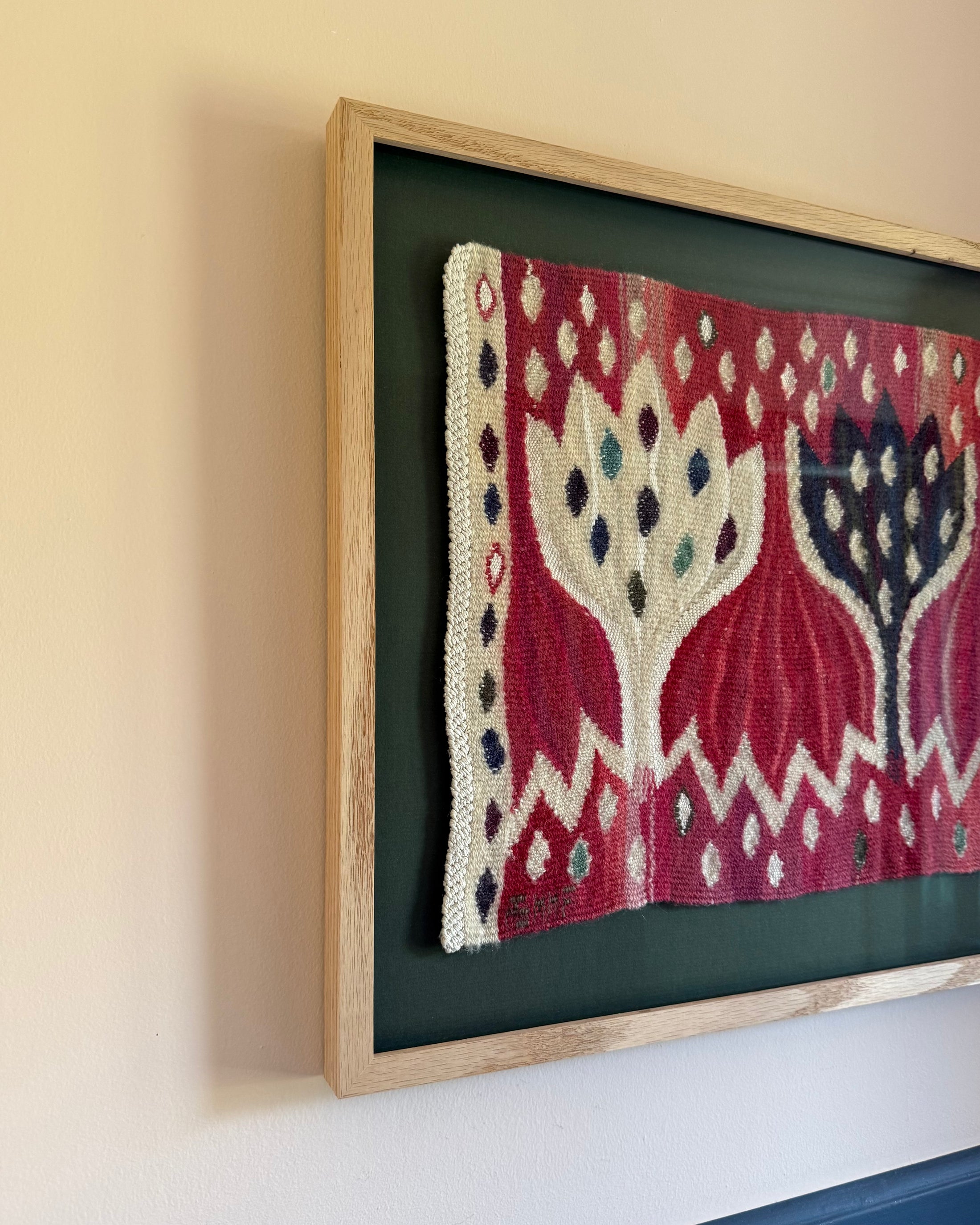 Framed Vintage Tapestry - Crocus röd by Ann-Mari Forsberg