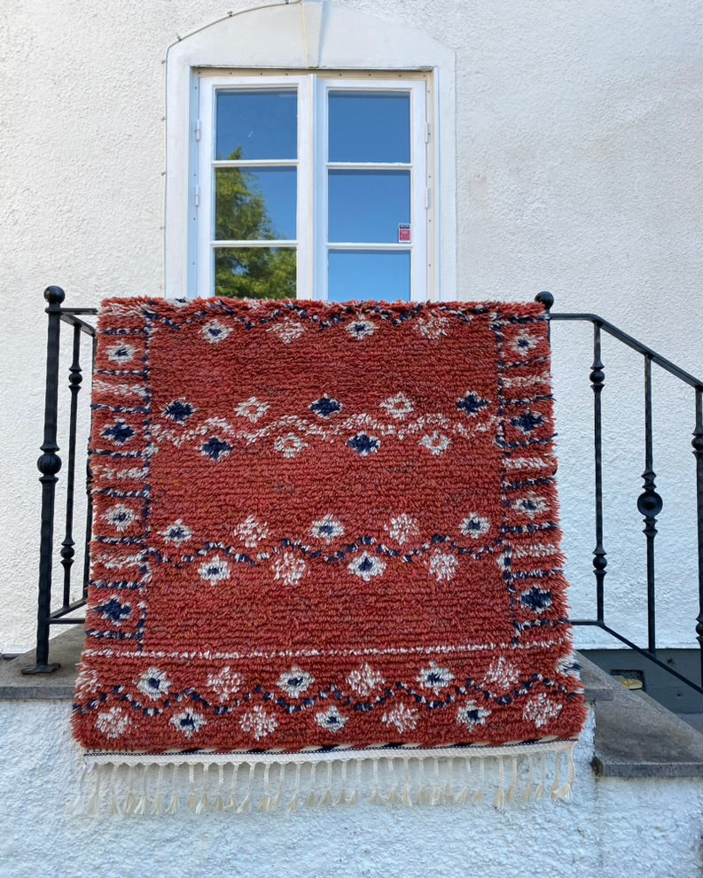 Röda slingan Rug by Märta Måås-Fjetterström