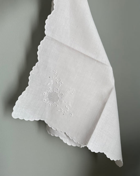 Set of 10 Napkins with a Scalloped Edge