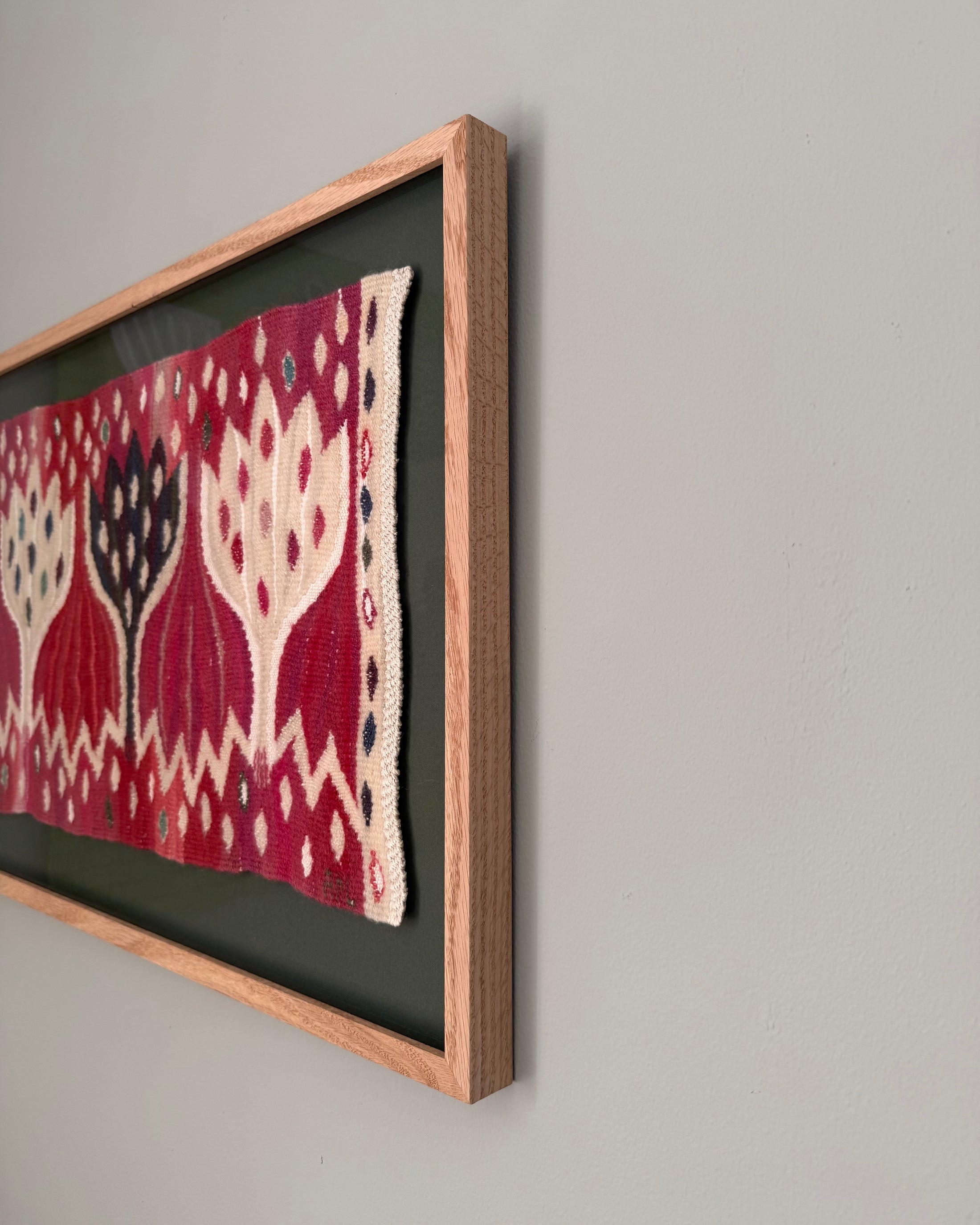 Framed Vintage Tapestry - Crocus röd by Ann-Mari Forsberg