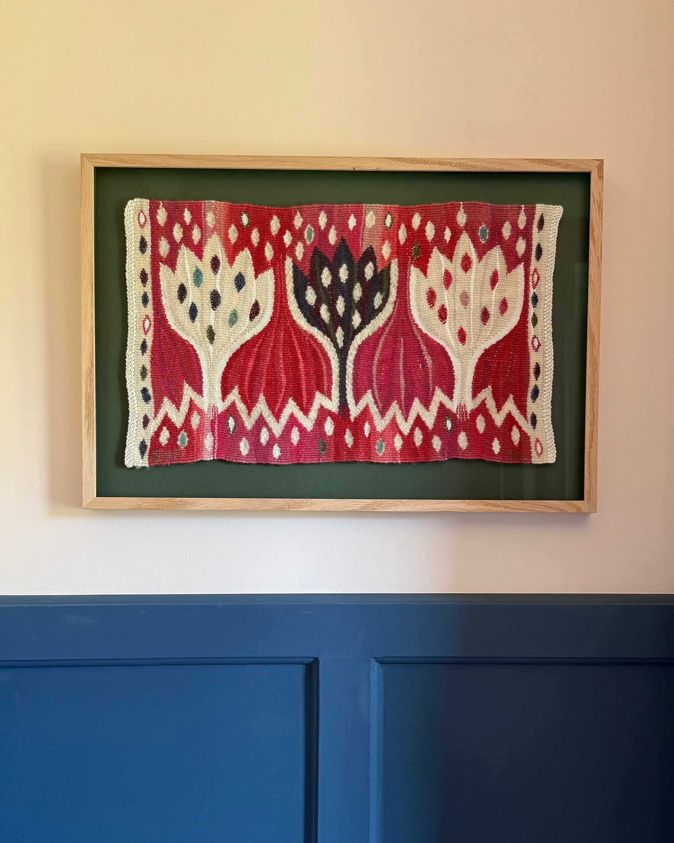 Framed Vintage Tapestry - Crocus röd by Ann-Mari Forsberg